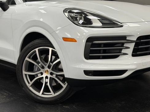 Used 2022 Porsche Cayenne E-Hybrid w/ Premium Package AWD/4WD image 4