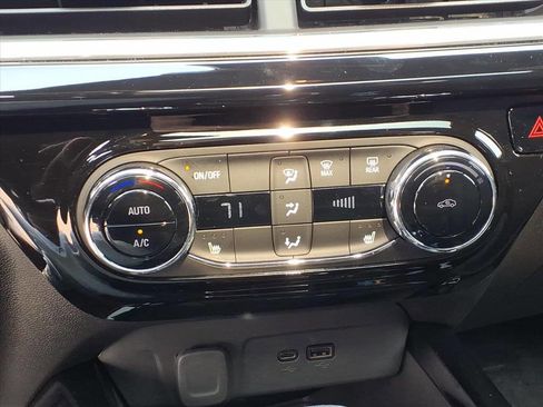 Used 2024 Chevrolet Trax RS w/ Sunroof Package image 15
