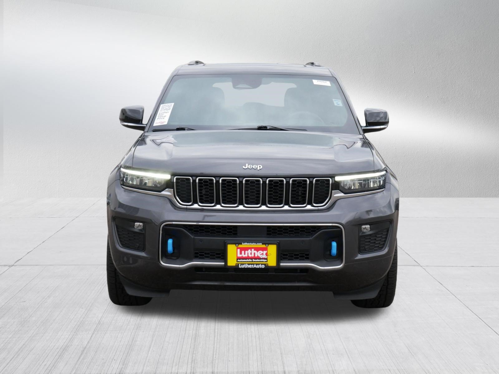 Used 2023 Jeep Grand Cherokee Overland w/ Luxury Tech Group IV AWD/4WD image 2