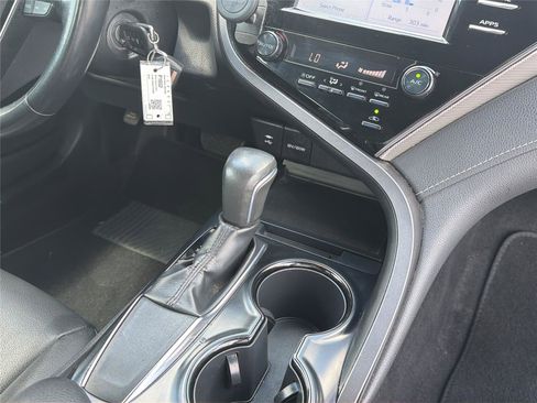 Used 2019 Toyota Camry SE FWD image 19