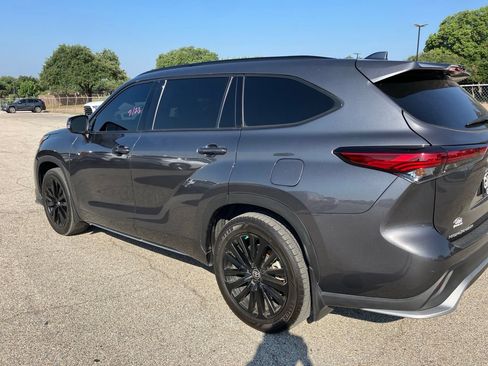 Used 2023 Toyota Highlander XSE FWD image 6