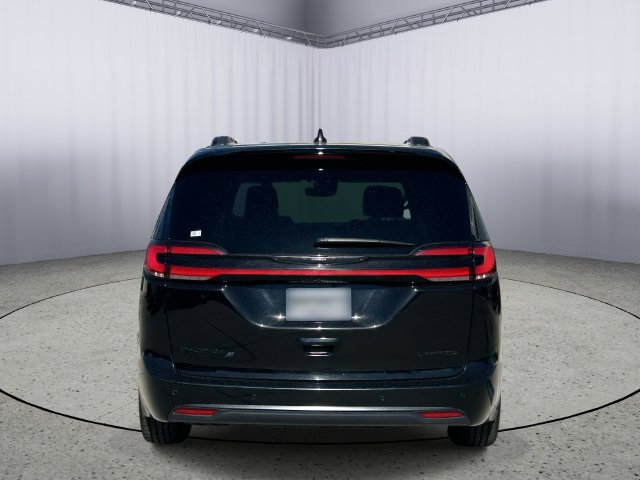 Used 2025 Chrysler Pacifica Limited FWD image 8