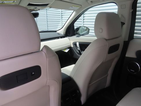 Used 2023 Land Rover Discovery Sport SE image 7