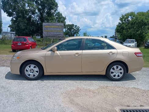 Used 2010 Toyota Camry LE FWD image 2