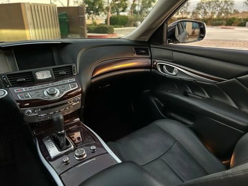 Used 2018 INFINITI Q70 Luxe image 30