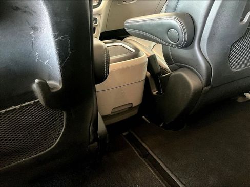 Used 2023 Chrysler Pacifica Touring-L image 28