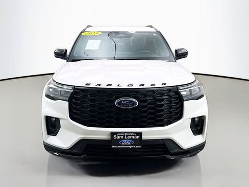 Used 2025 Ford Explorer ST-Line AWD/4WD image 2