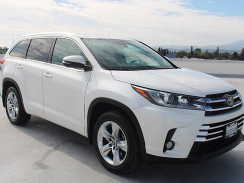 Used 2018 Toyota Highlander Limited AWD/4WD image 2