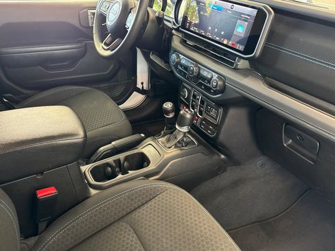 Used 2024 Jeep Wrangler Unlimited Rubicon 4xe AWD/4WD image 19
