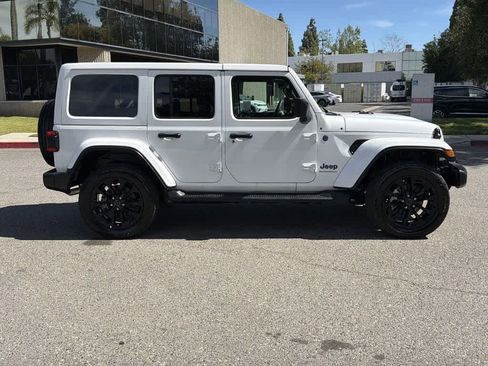 Used 2025 Jeep Wrangler Sahara AWD/4WD image 7