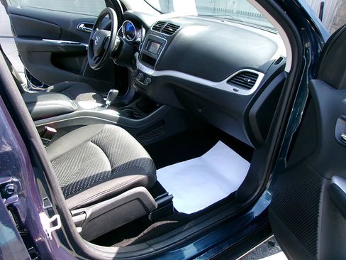 Used 2014 Dodge Journey SXT w/ Flexible Seating Group image 9