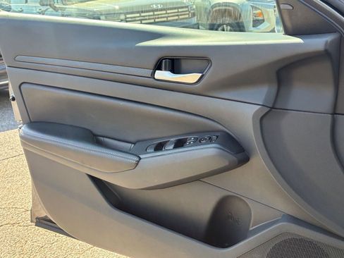 Used 2025 Nissan Altima 2.5 SV image 18