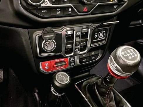 Used 2020 Jeep Gladiator Rubicon w/ Dual Top Group AWD/4WD image 17