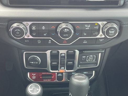 Used 2025 Jeep Gladiator Mojave w/ Convenience Group AWD/4WD image 21