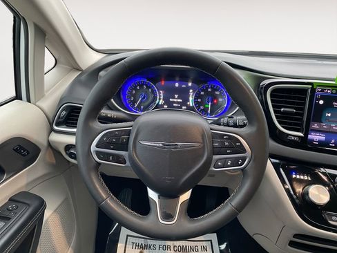 Used 2023 Chrysler Pacifica Touring-L image 12