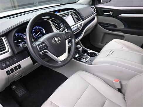 Used 2018 Toyota Highlander XLE image 18