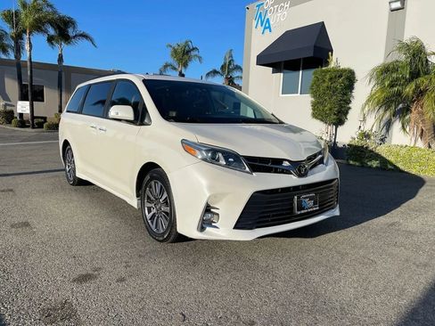 Used 2020 Toyota Sienna Limited image 3
