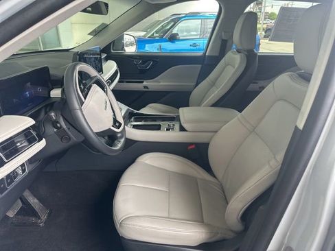 Used 2025 Lincoln Aviator AWD image 6