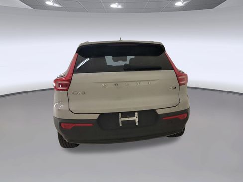 Used 2024 Volvo XC40 B5 Core AWD/4WD image 8