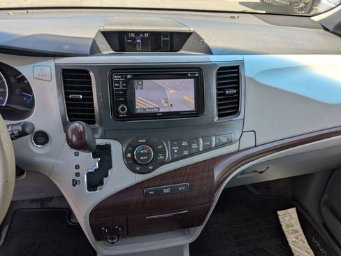Used 2014 Toyota Sienna XLE FWD image 12