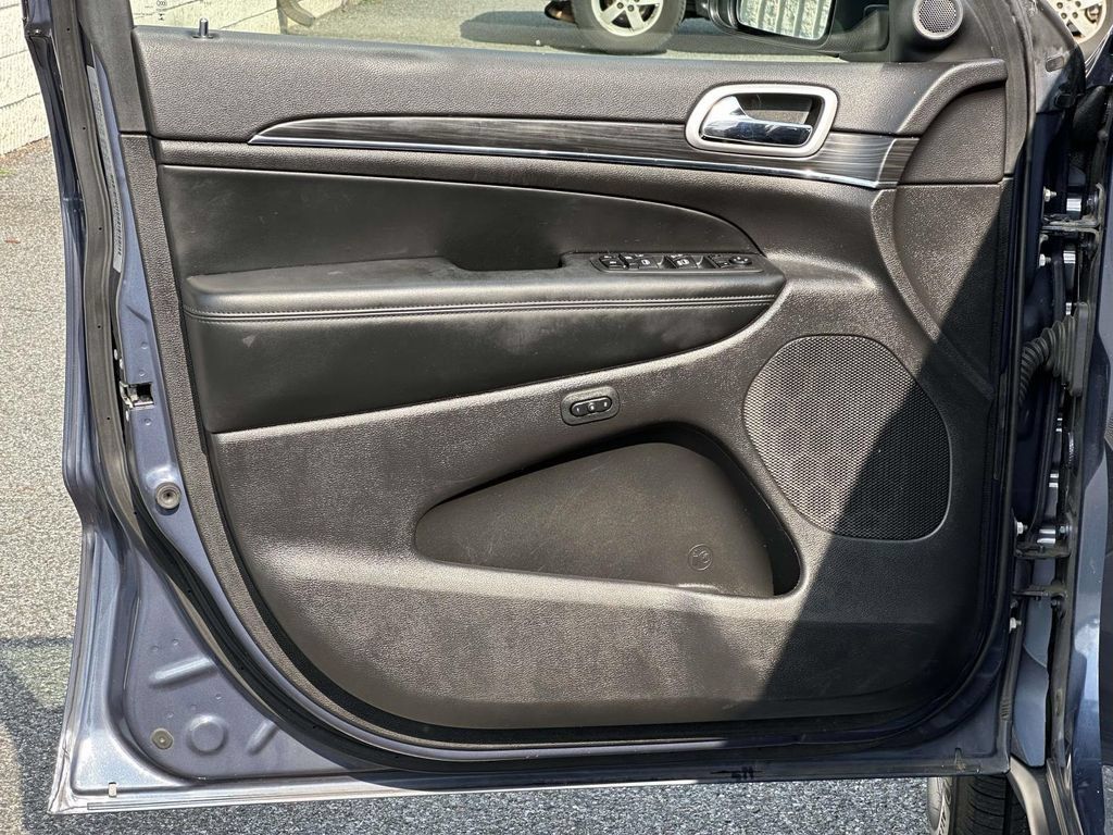 Used 2020 Jeep Grand Cherokee Limited AWD/4WD image 14