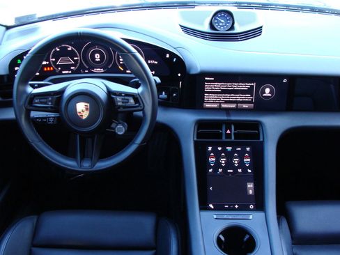 Used 2022 Porsche Taycan image 9