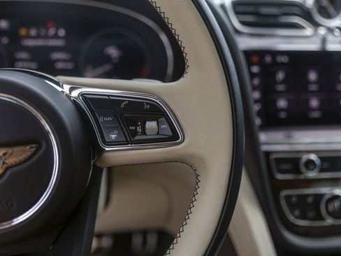 Used 2021 Bentley Bentayga AWD/4WD image 28