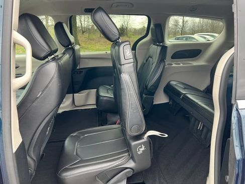 Used 2024 Chrysler Pacifica Touring-L FWD image 5