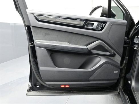 Used 2022 Porsche Cayenne Turbo GT image 7