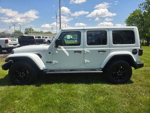 Used 2023 Jeep Wrangler Unlimited Sahara AWD/4WD image 4