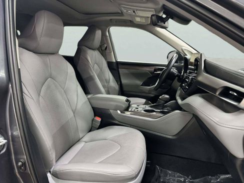Used 2023 Toyota Highlander Limited FWD image 38