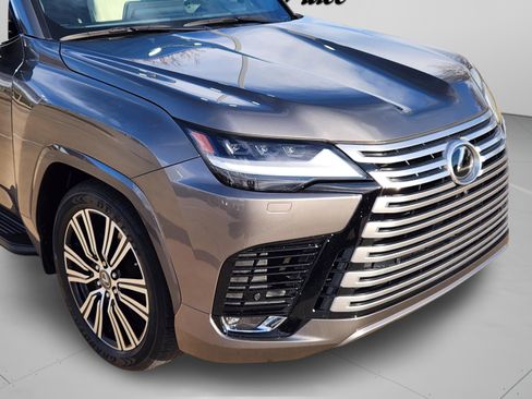 Used 2023 Lexus LX 600 4WD w/ Accessory Package (Z1) image 33