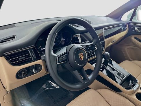 Used 2025 Porsche Macan image 4