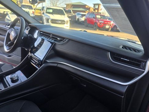 Used 2024 Jeep Grand Cherokee Laredo image 12