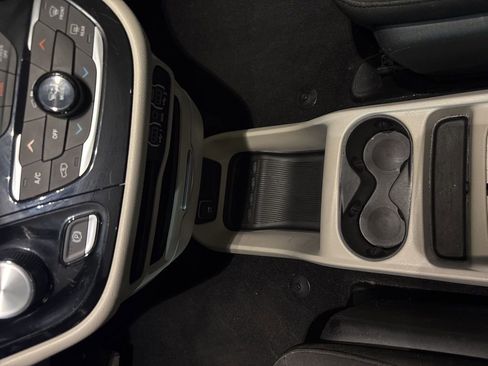 Used 2023 Chrysler Voyager LX image 34