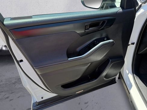 Used 2020 Toyota Highlander LE image 15