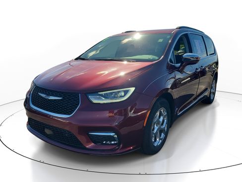 Used 2022 Chrysler Pacifica Limited FWD image 3