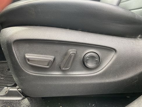 Used 2022 Toyota Highlander XLE image 19