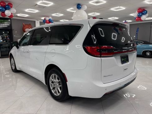 Used 2024 Chrysler Pacifica Touring-L image 10