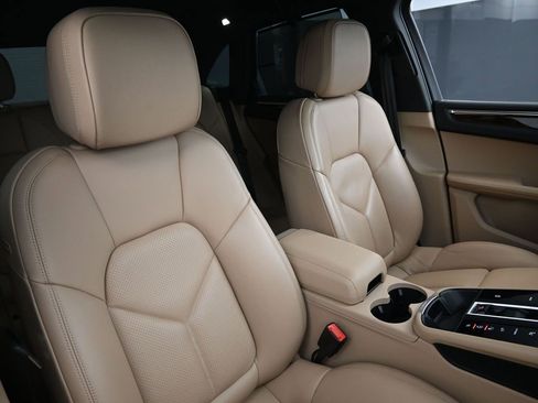 Certified 2024 Porsche Macan image 28