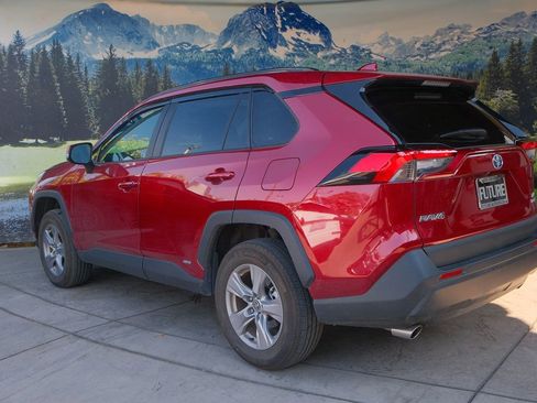 Used 2022 Toyota RAV4 XLE image 4