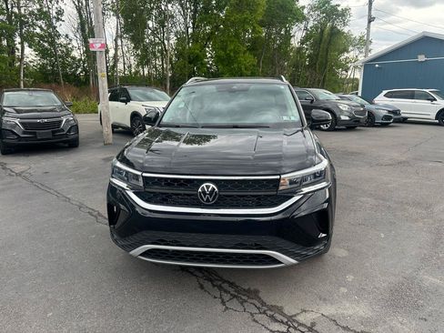 Used 2023 Volkswagen Taos SE w/ Panoramic Sunroof Package AWD/4WD image 2