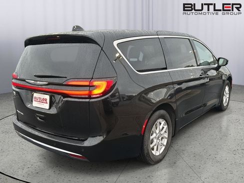 Used 2025 Chrysler Pacifica Select FWD image 6