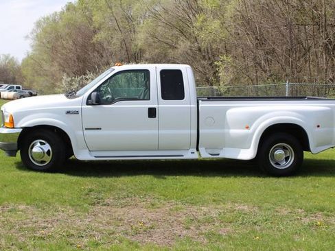 Used 2001 Ford F350 Lariat image 2