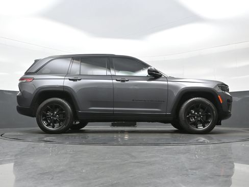 Used 2024 Jeep Grand Cherokee Altitude AWD/4WD image 35