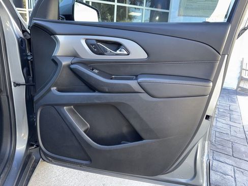 Used 2020 Chevrolet Traverse LT image 18