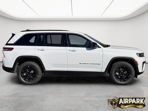 New 2026 Jeep Grand Cherokee Altitude AWD/4WD image 3