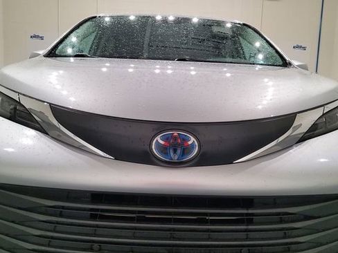 Used 2024 Toyota Sienna XLE FWD image 6