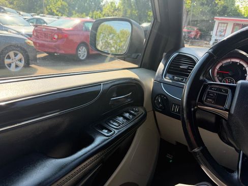 Used 2018 Dodge Grand Caravan SXT FWD image 25