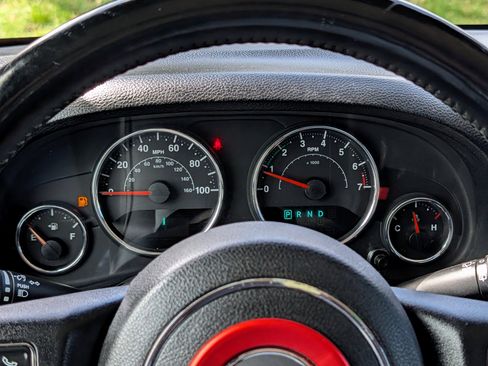 Used 2013 Jeep Wrangler Unlimited Rubicon w/ Connectivity Group image 19